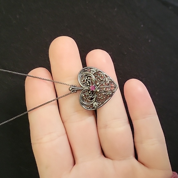 Elegant Silver Heart Pendant Necklace - Picture 2 of 3